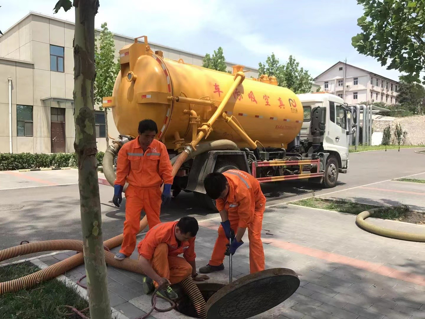 腾冲化粪池清理与5-8吨吸粪车施工效率分析